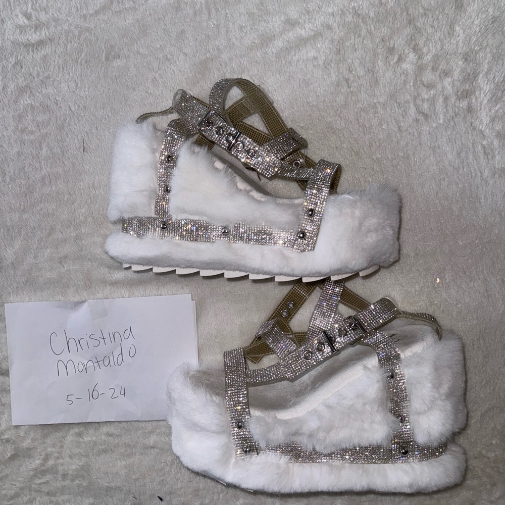 Dollskilll fluffy platforms